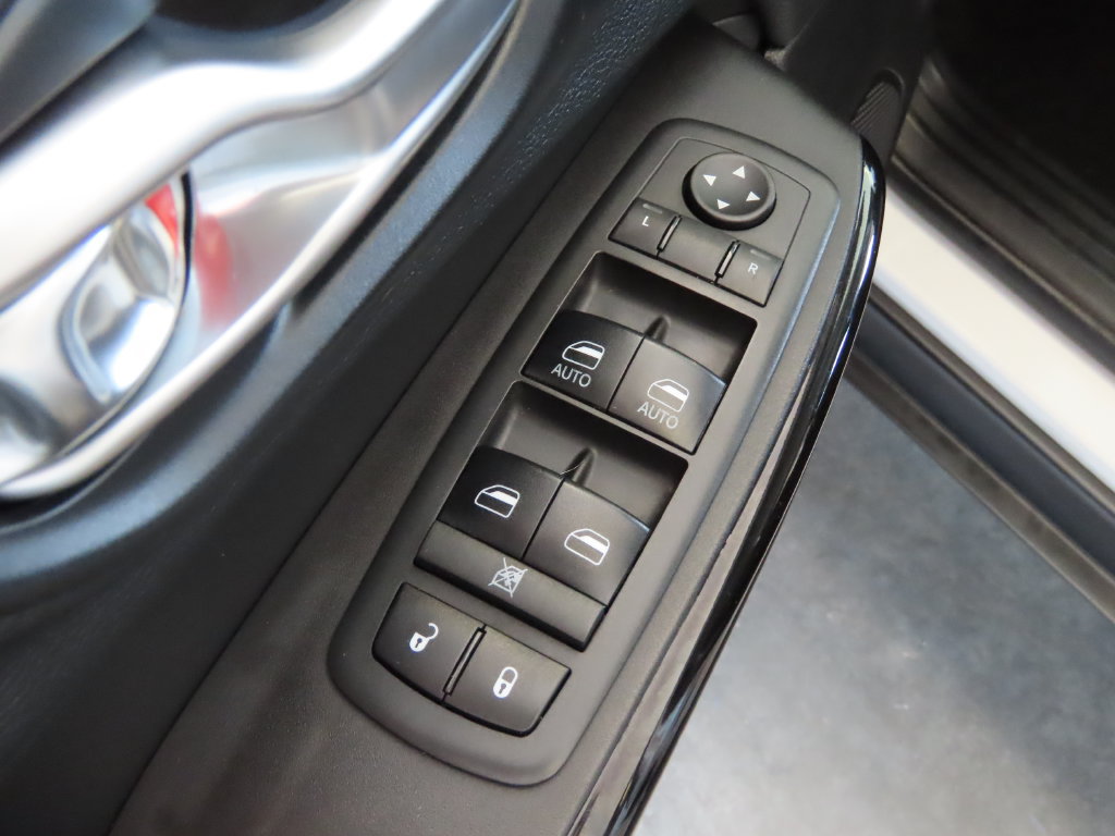 Used 2019 Jeep Cherokee Latitude Plus AWD/4WD image 21