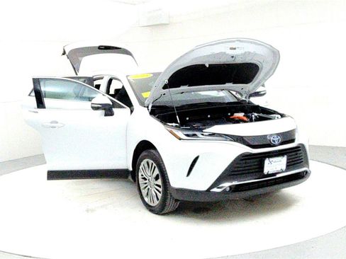 Certified 2024 Toyota Venza XLE image 9