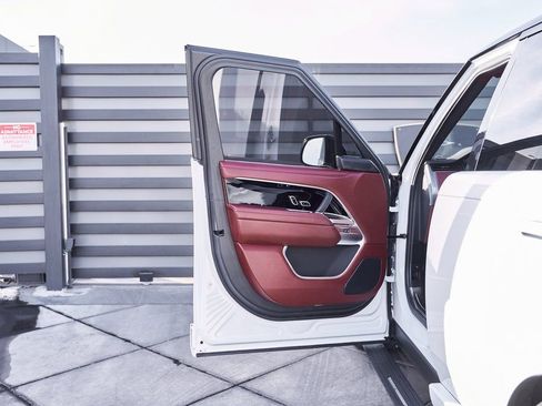 Used 2025 Land Rover Range Rover SE image 27