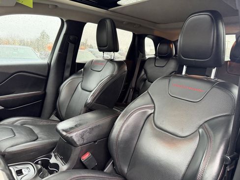 Used 2017 Jeep Cherokee Trailhawk image 16