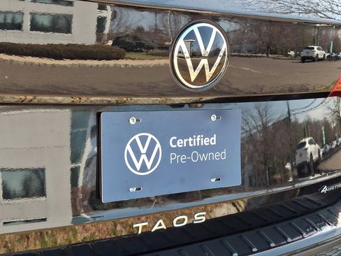 Certified 2024 Volkswagen Taos SE image 30