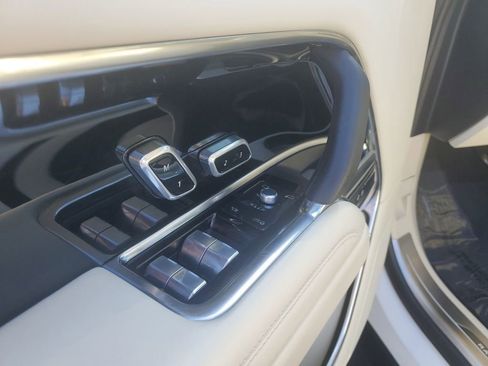 Used 2023 Land Rover Range Rover SE image 21