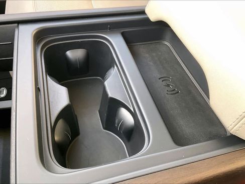 Used 2023 Land Rover Defender 110 SE image 36