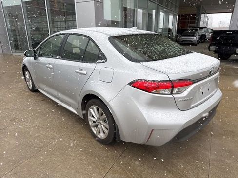 Used 2025 Toyota Corolla LE w/ LE Premium Package image 5