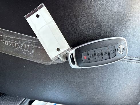 Used 2025 Nissan Pathfinder SV FWD image 35