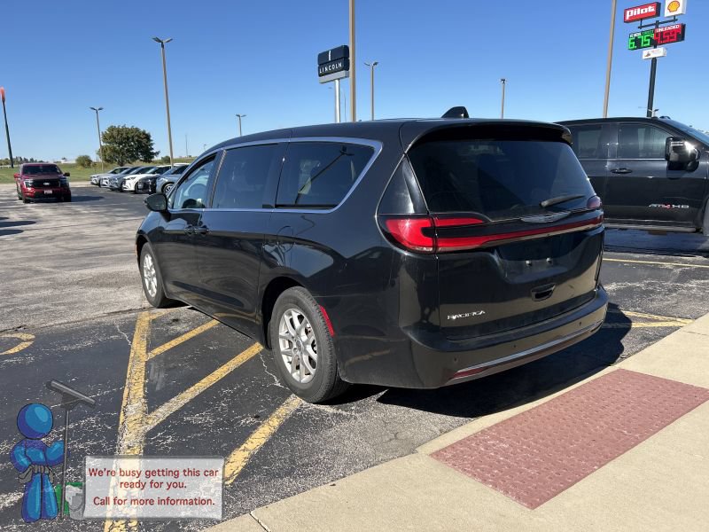Used 2023 Chrysler Pacifica Touring-L FWD image 3