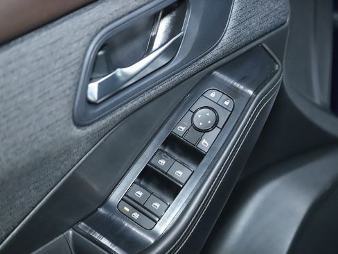 Used 2023 Nissan Rogue SV image 16