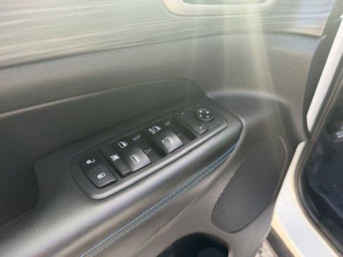 Used 2019 Jeep Grand Cherokee Laredo AWD/4WD image 12