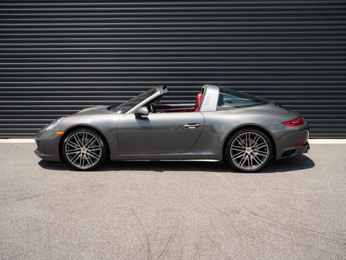 Used 2018 Porsche 911 Targa 4 AWD/4WD image 2