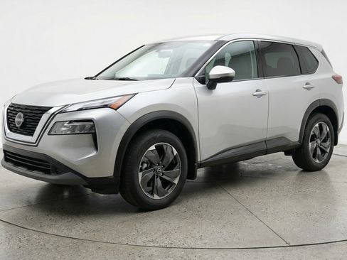 Used 2025 Nissan Rogue SV image 3