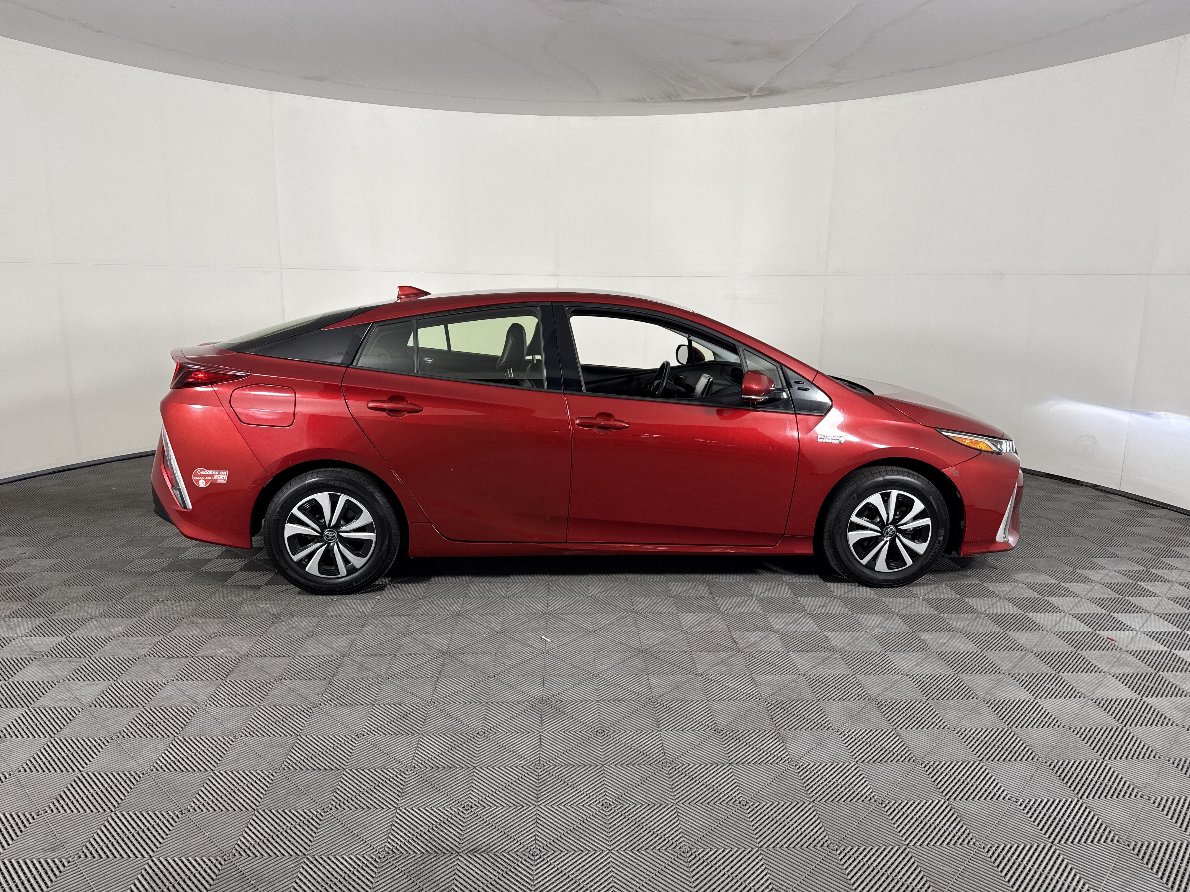 Used 2017 Toyota Prius Prime Premium w/ Carpet Mat Package FWD image 3