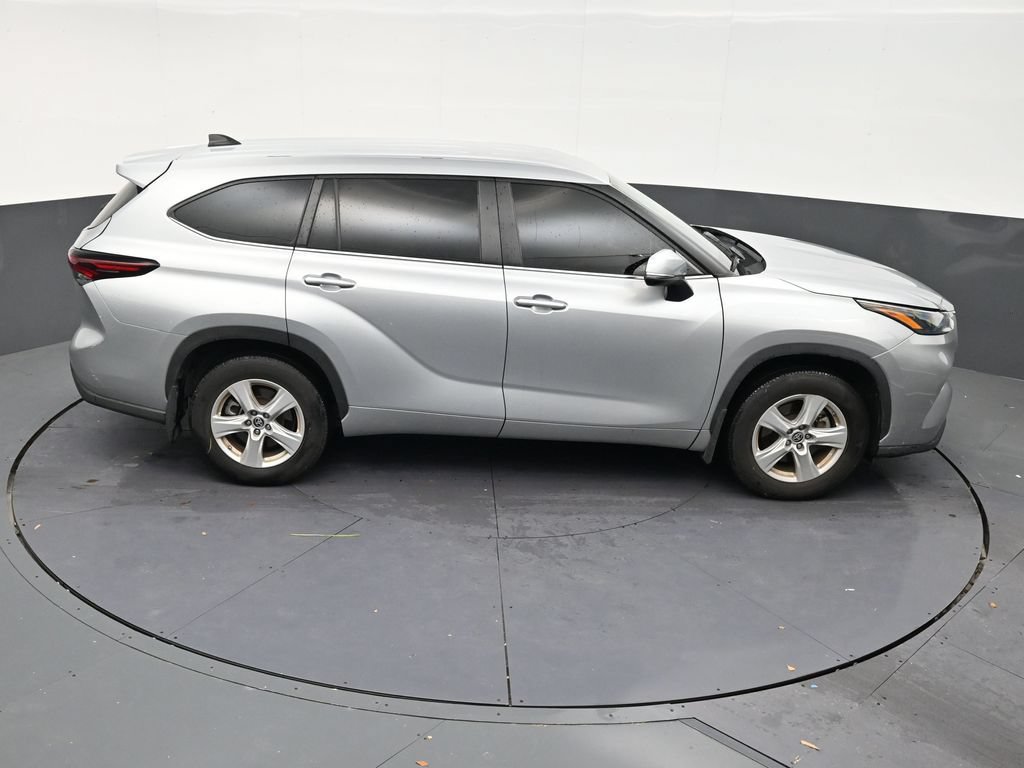 Used 2024 Toyota Highlander LE FWD image 16