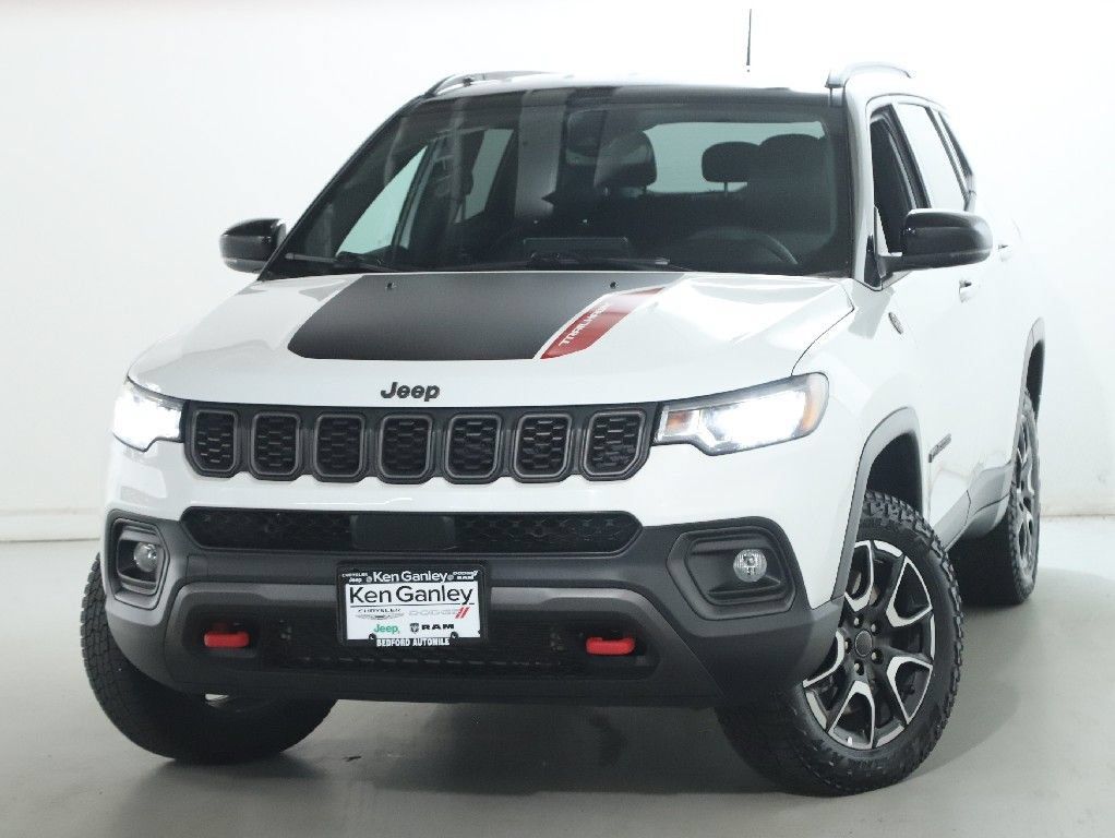 Used 2025 Jeep Compass Trailhawk AWD/4WD image 3