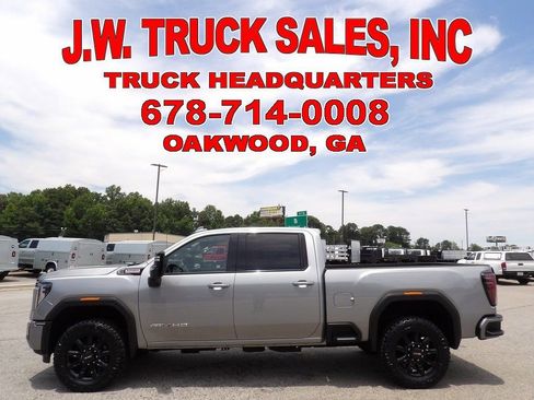 Used 2025 GMC Sierra 2500 AT4 AWD/4WD image 2
