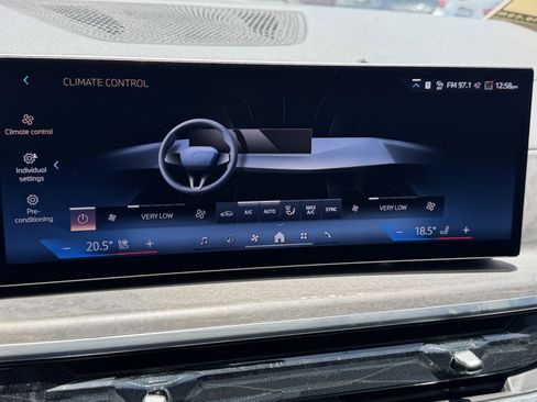 Used 2025 BMW X7 xDrive40i w/ Premium Package AWD/4WD image 19