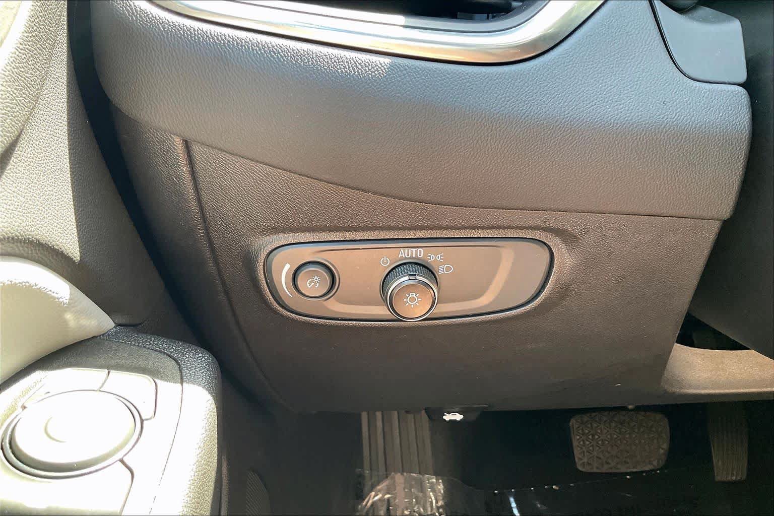 Used 2022 Chevrolet Equinox LS w/ LS Convenience Package FWD image 32