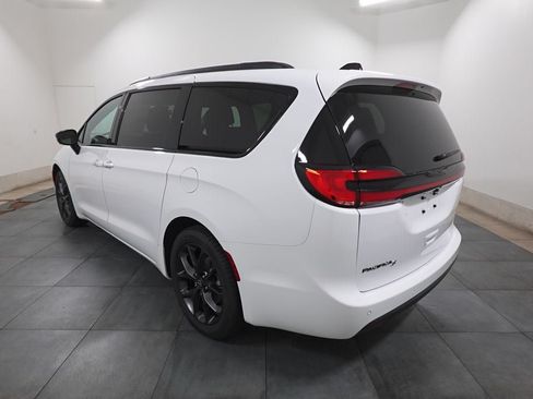 New 2026 Chrysler Pacifica Select w/ S Appearance Package FWD image 4