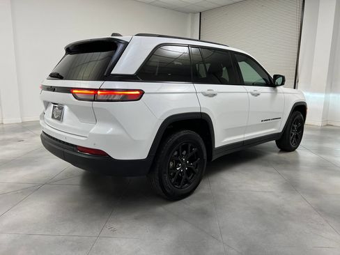 Used 2025 Jeep Grand Cherokee Altitude AWD/4WD image 9