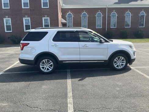 Used 2018 Ford Explorer XLT AWD/4WD image 4