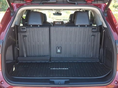 Used 2020 Toyota Highlander XLE image 28