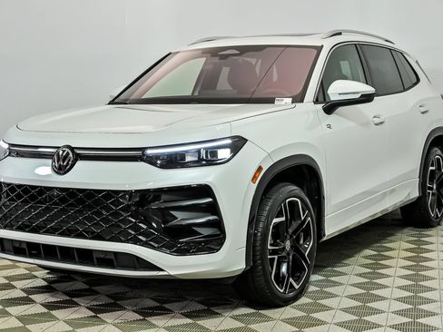 Certified 2025 Volkswagen Tiguan SEL R-Line AWD/4WD image 5