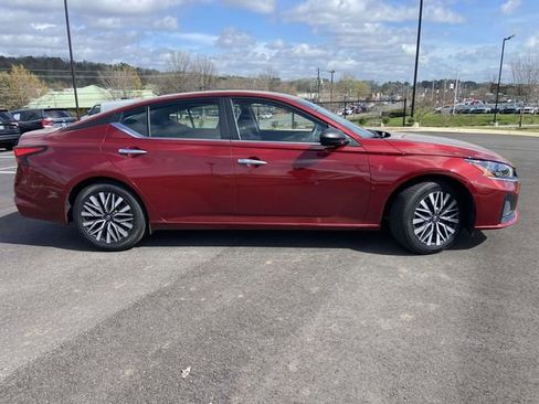 Used 2024 Nissan Altima 2.5 SV image 2