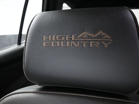 Used 2023 Chevrolet Traverse High Country FWD image 12