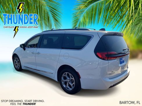 Used 2023 Chrysler Pacifica Limited FWD image 3