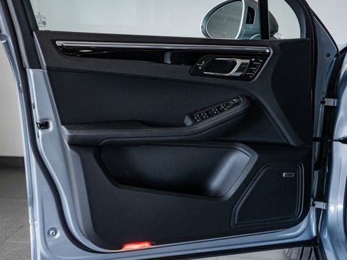 Used 2025 Porsche Macan image 12