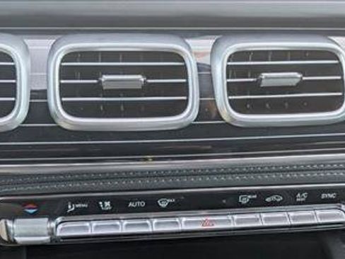 Used 2025 Mercedes-Benz GLS 580 4MATIC image 16