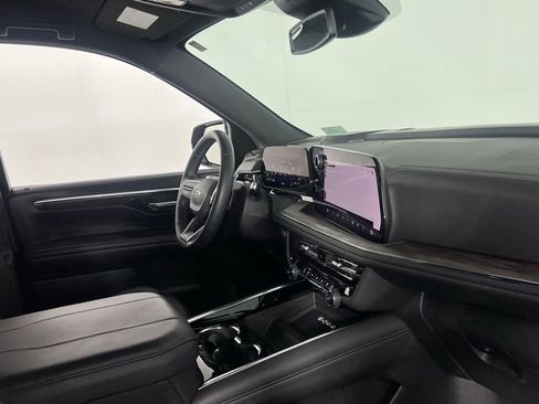 Used 2025 Chevrolet Suburban Z71 image 35