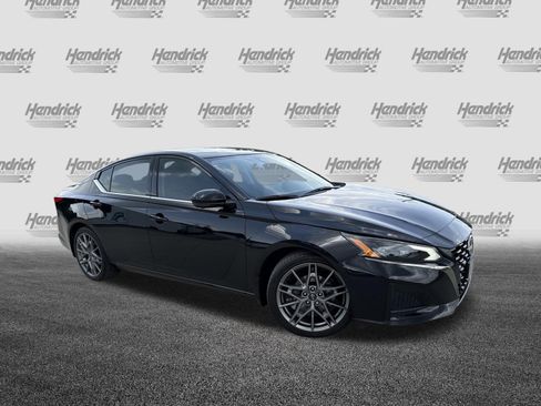 Used 2024 Nissan Altima 2.0 SR FWD image 2