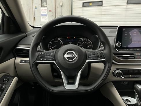 Used 2025 Nissan Altima 2.5 SV image 31