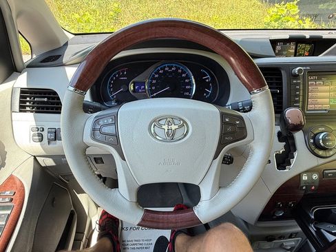 Used 2013 Toyota Sienna Limited w/ Premium Pkg FWD image 25