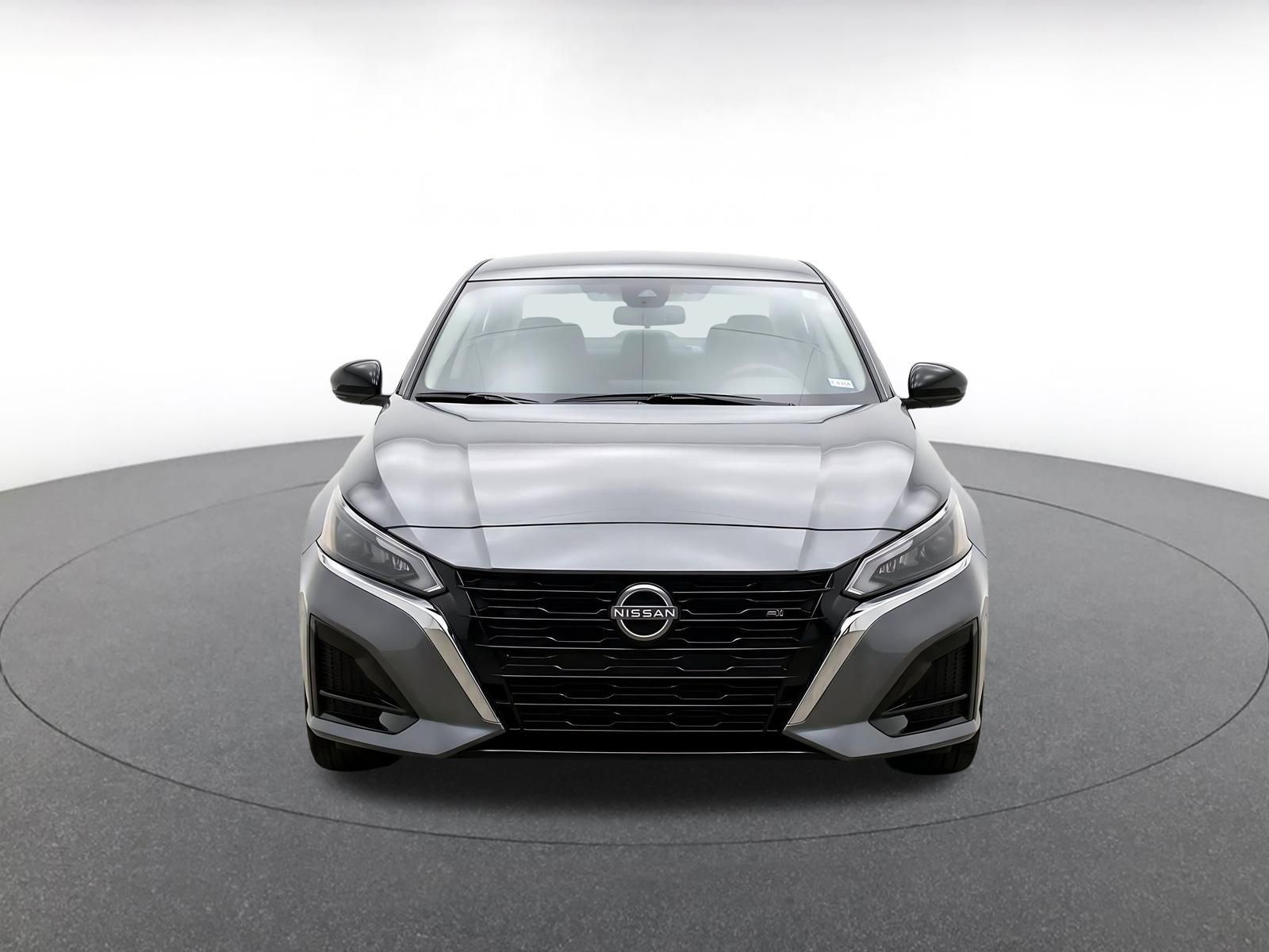 Used 2025 Nissan Altima 2.5 SV FWD image 2