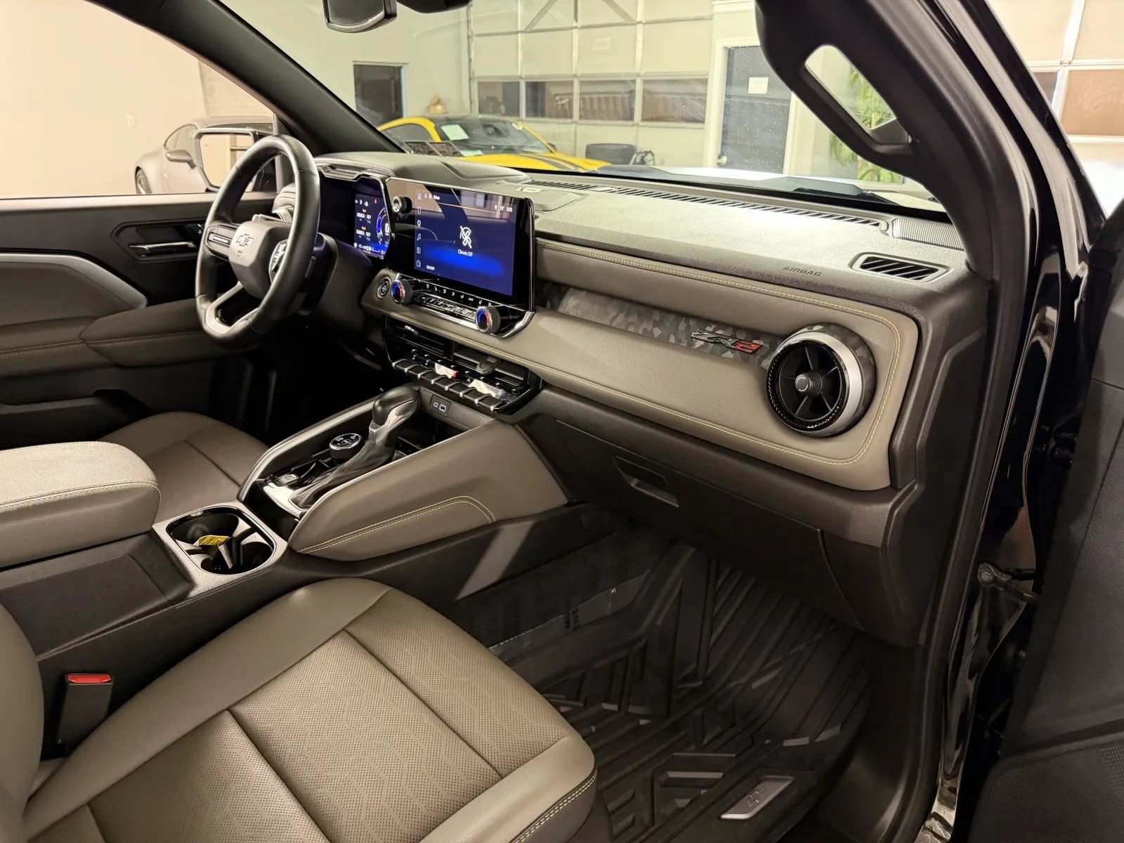 Used 2025 Chevrolet Colorado ZR2 w/ Technology Package AWD/4WD image 39