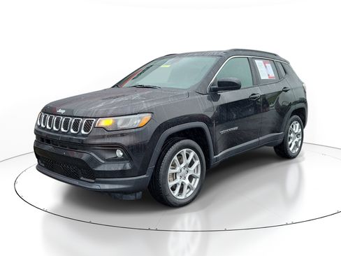 Used 2023 Jeep Compass Latitude AWD/4WD image 2