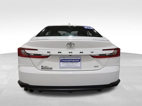 Used 2025 Toyota Camry SE image 3
