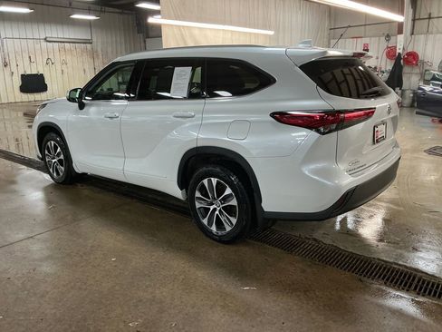 Used 2022 Toyota Highlander XLE AWD/4WD image 3