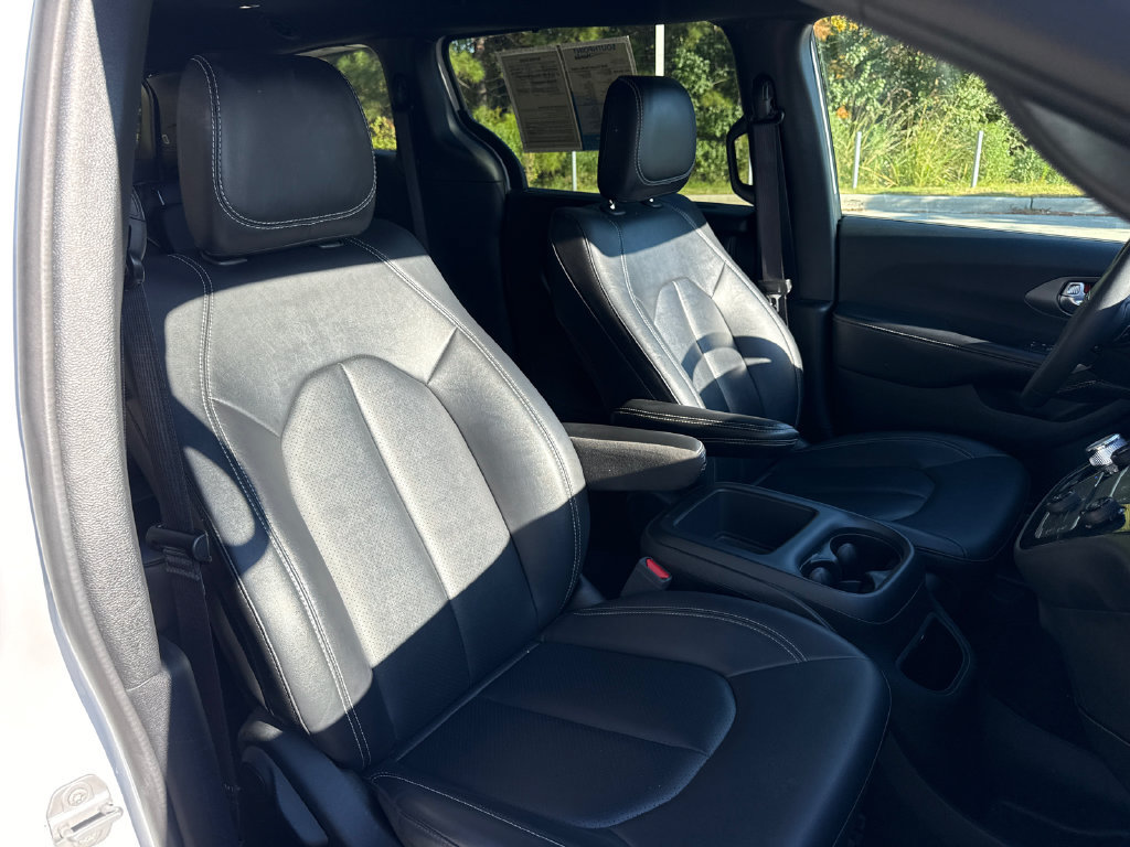 Used 2025 Chrysler Pacifica Select FWD image 35