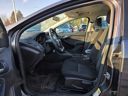 Used 2018 Ford Focus SE w/ SE Appearance Package image 18