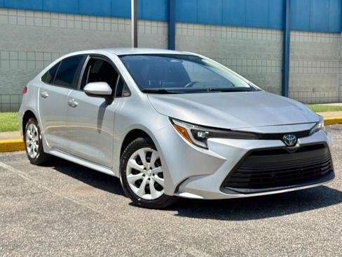 Used 2023 Toyota Corolla LE FWD image 3