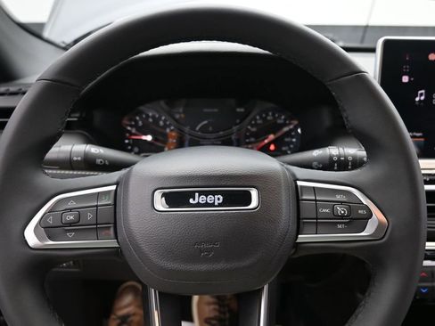 Used 2023 Jeep Compass Latitude AWD/4WD image 11