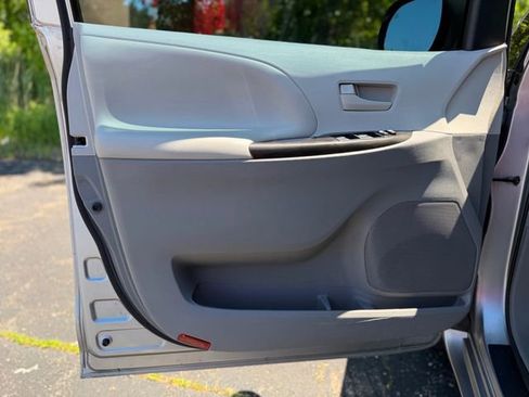 Used 2012 Toyota Sienna LE FWD image 16