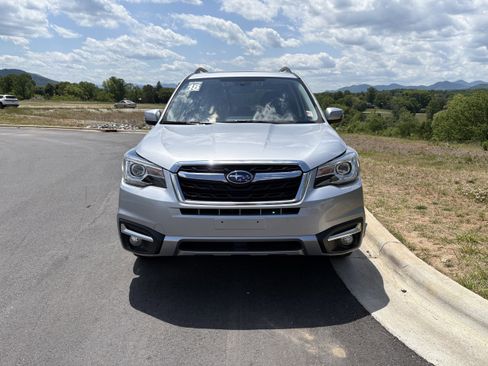 Used 2018 Subaru Forester 2.5i Touring AWD/4WD image 2