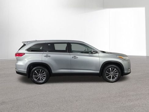 Used 2019 Toyota Highlander XLE AWD/4WD image 43