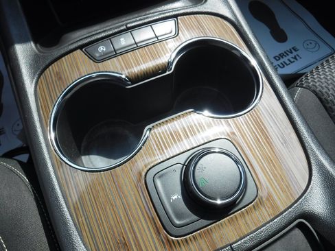 Used 2022 GMC Acadia SLE w/ LPO, Floor Liner Package FWD image 16