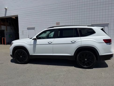 Certified 2026 Volkswagen Atlas SE w/ Black Wheel Package FWD image 3