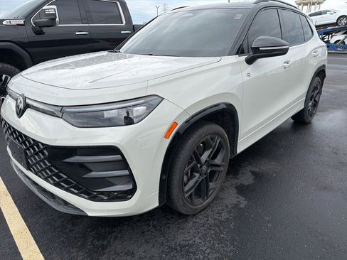 Used 2025 Volkswagen Tiguan SE R-Line image 1