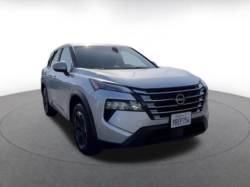Used 2025 Nissan Rogue SV FWD image 3